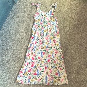 Girls old navy dress,new with tag,white with pink blue and yellow flowers.